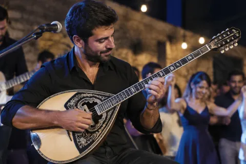 Man speelt bouzouki op een feest, achtergrond dansende mensen en warme verlichting